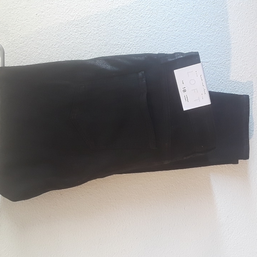 *CLP3- NEW LOFT SIZE 18 MODERN SKINNY BLACK SHINY DESIGN JEANS W/ TAGS